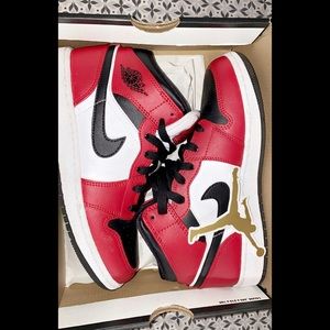 Jordan 1 Mid Chicago!!